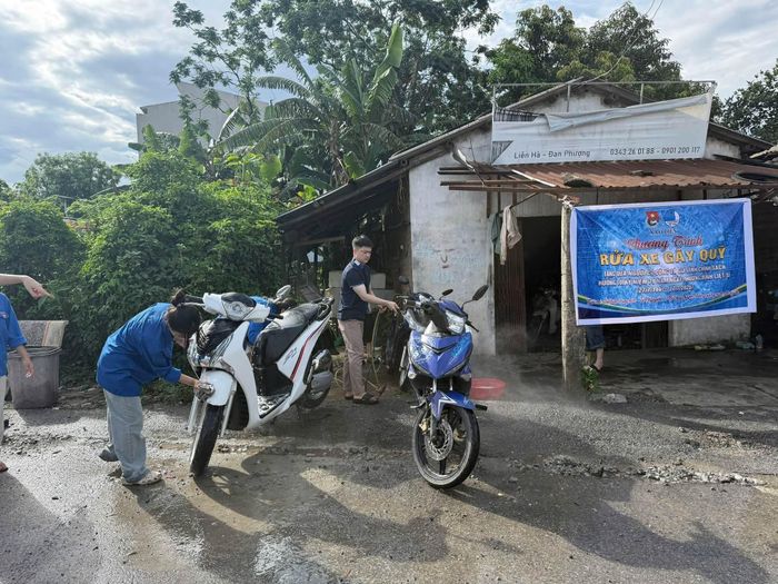 Đoàn Thanh niên xã Ô Diên rửa xe gây quỹ tặng quà người có công và gia đình chính sách. Ảnh: Cơ sở