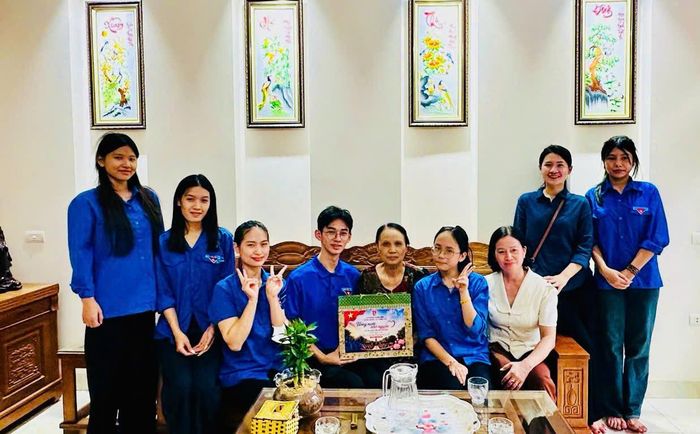 Các đoàn viên, thanh niên xã Thiên Lộc tới thăm, tặng quà gia đình chính sách. Ảnh: Cơ sở