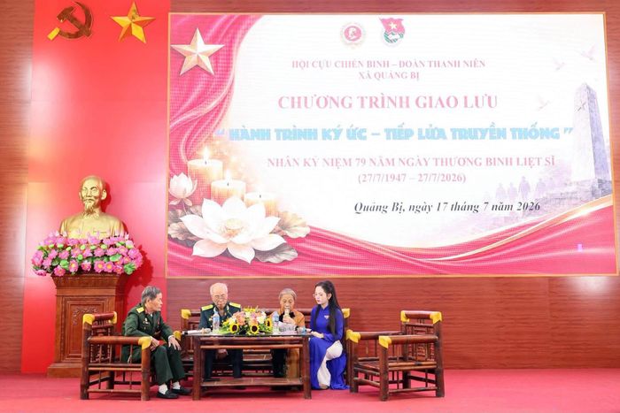 Đoàn Thanh niên xã Quảng Bị phối hợp tổ chức chương trình "Hành trình ký ức - Tiếp lửa truyền thống". Ảnh: Cơ sở