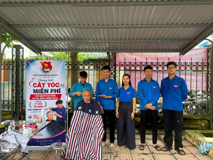 Đoàn Thanh niên xã Tam Hưng cắt tóc cho các đối tượng chính sách. Ảnh: Cơ sở