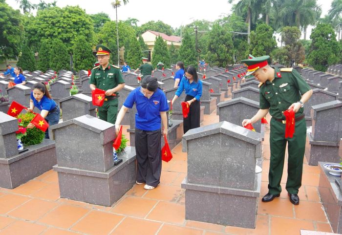 Đoàn Thanh niên phường Tây Tựu chỉnh trang nghĩa trang liệt sĩ thành phố. Ảnh: Cơ sở