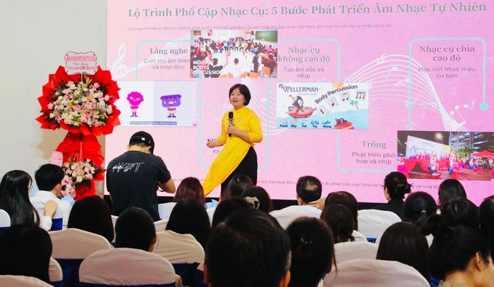 Tiến sĩ Nguyễn Diệu Hương, nhà đồng sáng lập và CEO Evergrin Academy chia sẻ mô hình phổ cập nhạc cụ cho trẻ mầm non. Ảnh: ĐC