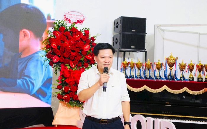 Phó Giáo sư, Tiến sĩ Phan Thế Công, giảng viên cao cấp Trường Đại học Thương mại tham luận tại hội thảo. Ảnh: ĐC
