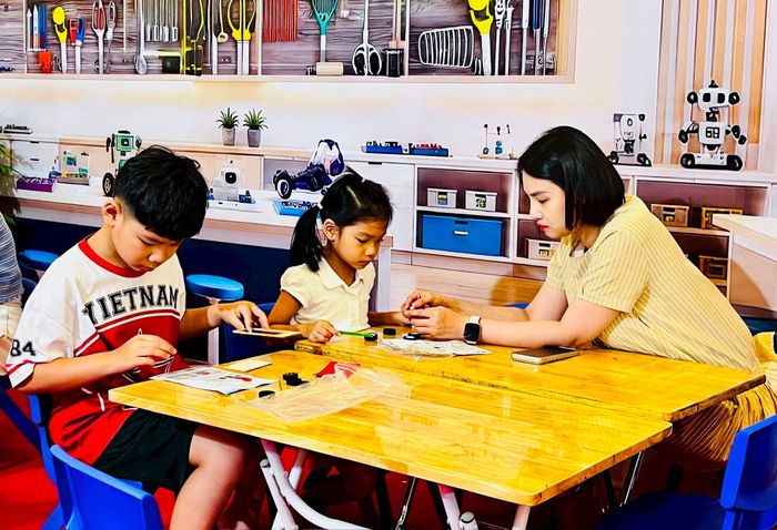 Học sinh mầm non tham gia trải nghiệm tại triển lãm. Ảnh: ND