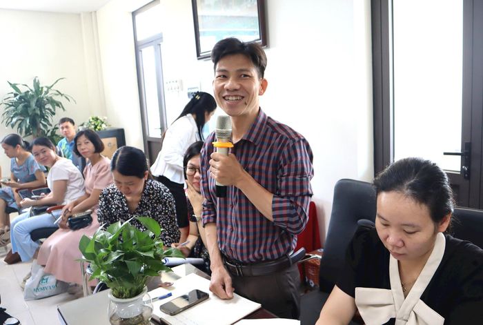 Các thầy cô sôi nổi thảo luận tại hội thảo. Ảnh PV