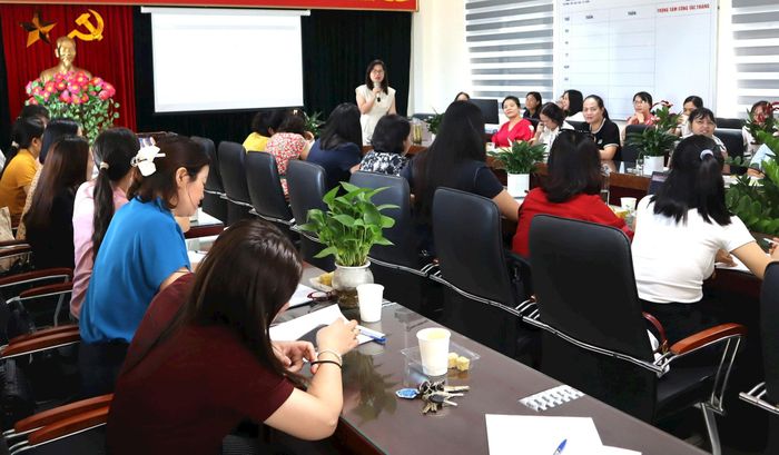 Tiến sĩ Nguyễn Hồng Duyên, trao đổi các nội dung về xây dựng văn hóa nhà trường, văn hóa tổ chức. Ảnh PV