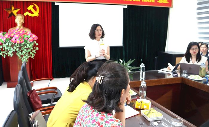 Phó Trưởng phòng Văn hóa - Xã hội phường Tây Tựu Lê Phương Dung phát biểu tại Hội thảo. Ảnh PV
