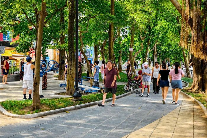 Những sân chơi công cộng thuộc phường Kim Liên giữa lòng thành phố Hà Nội. Ảnh: HG