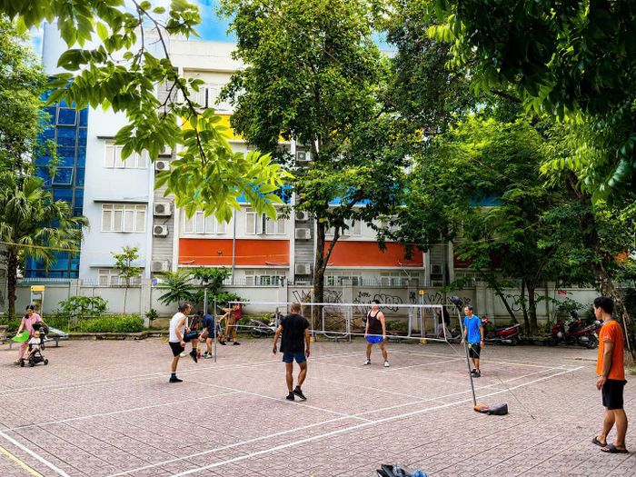 Sân thể thao ngoài trời được cải tạo, chỉnh trang, thu hút đông đảo người dân tham gia luyện tập, góp phần nâng cao đời sống văn hóa, tinh thần và gắn kết cộng đồng dân cư Kim Liên. Ảnh: HG