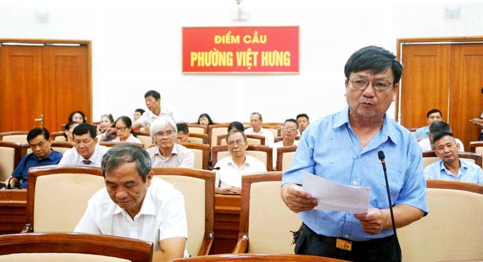 Đại biểu tham gia đóng góp ý kiến tại Hội nghị phản biện do Ủy ban MTTQ Việt Nam phường Việt Hưng chủ trì tổ chức. Ảnh: B.Duy