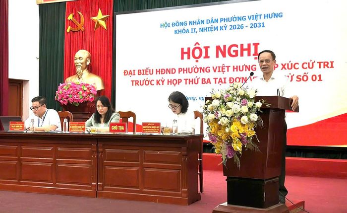 Phó Chủ tịch HĐND phường Việt Hưng Đinh Quang Luận trả lời kiến nghị của cử tri tại hội nghị tiếp xúc cử tri do Ủy ban MTTQ Việt Nam phường tổ chức Ảnh: B.Duy