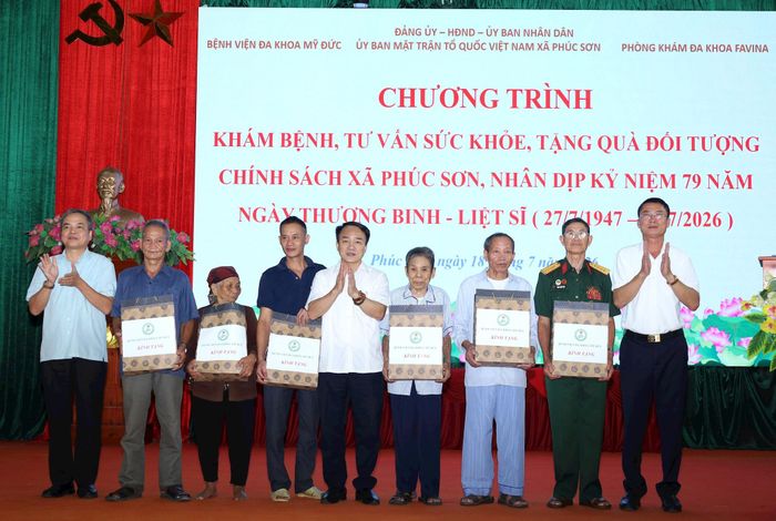 Lãnh đạo Đảng ủy, UBND, HĐND, Ủy ban MTTQ Việt Nam và các đơn vị y tế tặng quà, tri ân người có công trên địa bàn. Ảnh: Kim Nhuệ