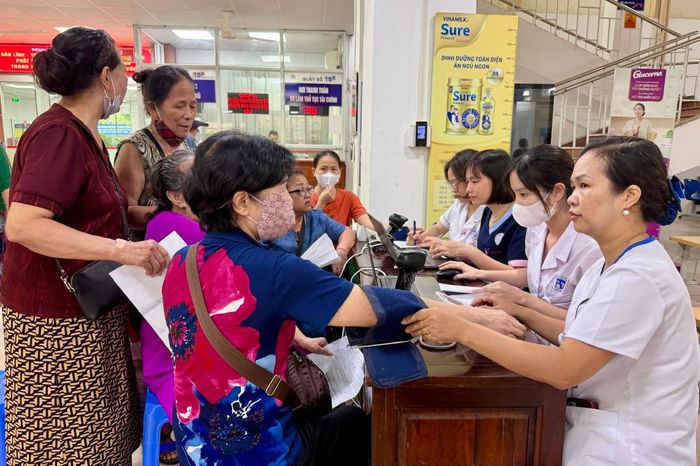Nhân viên y tế đo huyết áp cho người dân trước khi thực hiện các nội dung khám sức khỏe tiếp theo. Ảnh: Võ Giang