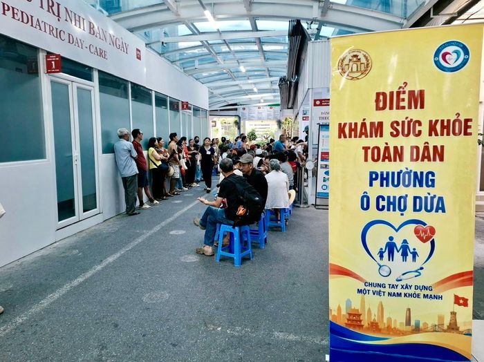 Đông đảo người dân phường Ô Chợ Dừa có mặt từ sáng sớm. Ảnh: Võ Giang