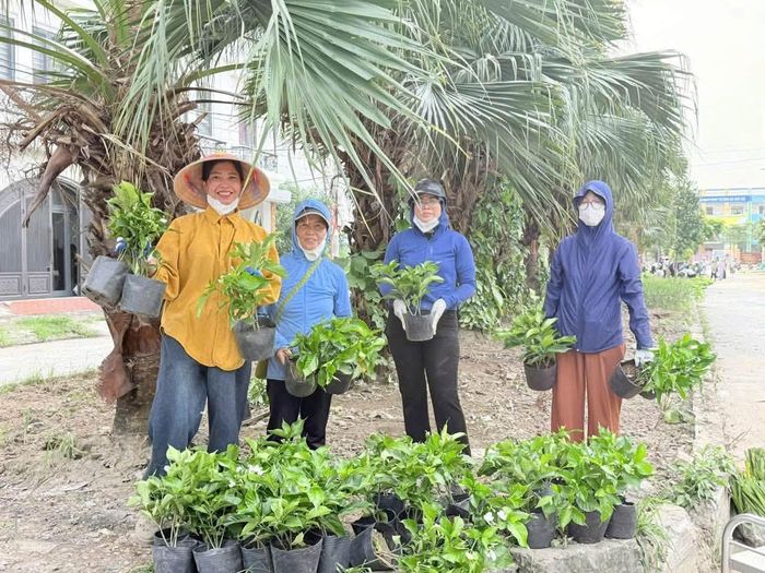 Việc xây dựng các tuyến đường xanh không chỉ làm đẹp cảnh quan mà còn góp phần nâng cao ý thức cộng đồng. Ảnh: HL