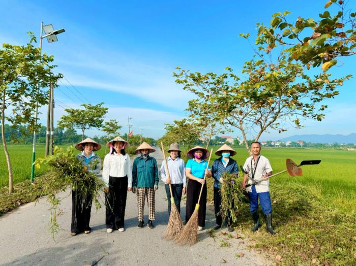 Cán bộ cơ sở và nhân dân xã Trung Giã tham gia vệ sinh môi trường tại các thôn trên địa bàn. Ảnh: V.H