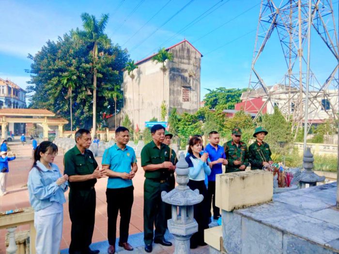 Đoàn đại biểu xã Trung Giã dâng hương tại Nghĩa trang Liệt sĩ Hồng Kỳ. Ảnh từ cơ sở