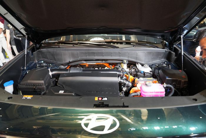 Khối động cơ 2.5L kết hợp mô tơ điện của Palisade hybrid. Ảnh: Hoàng Linh