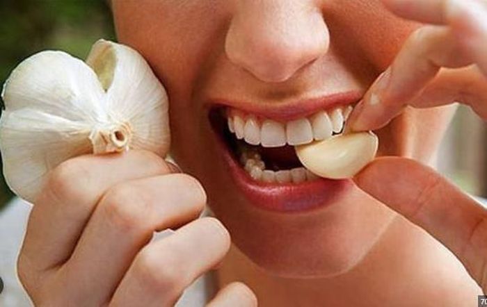 Thành phần allicin trong tỏi có khả năng giúp cơ thể loại bỏ được chất độc hại đồng thời tăng cường sự mạnh khỏe cho tế bào bạch cầu.