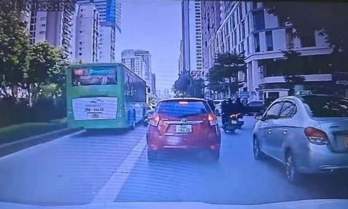 Khoảnh khắc vụ tai nạn được camera hành trình của người dân ghi lại. Ảnh cắt từ video