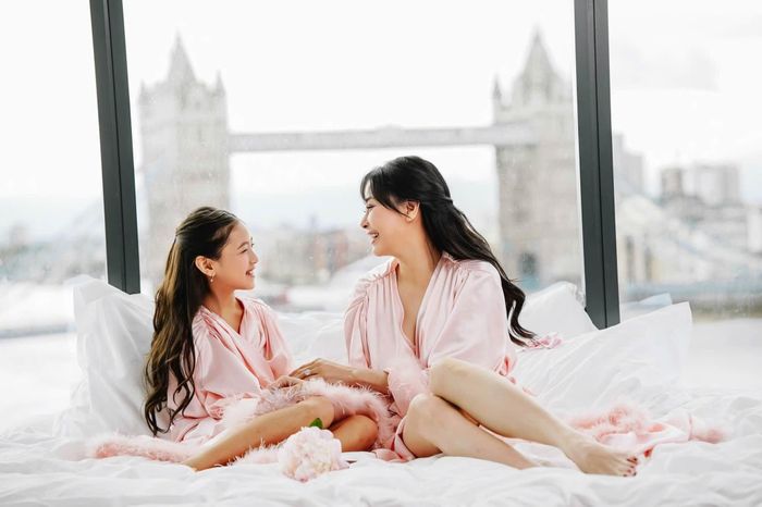 Đáng chú ý hơn cả là những khoảnh khắc hai mẹ ngồi sát bên nhau, trò chuyện và trao nhau ánh nhìn tình cảm. Sự tương tác tự nhiên của 2 mẹ con tạo ra bộ ảnh không chỉ đẹp về mặt hình ảnh mà còn toát lên cảm giác ấm áp của một chuyến đi gia đình.