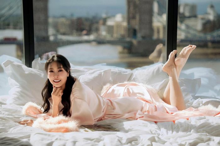Ở tuổi 50, Hà Kiều Anh sống hạnh phúc cùng ông xã là doanh nhân Huỳnh Trung Nam và 3 con trong biệt thự sân vườn rộng khoảng 450m² nằm ven sông Sài Gòn. Không gian sống được thiết kế theo phong cách thuần Việt, sang trọng và tinh tế, cơ ngơi này có giá hàng trăm triệu đồng. Ngoài ra, vợ chồng Hà Kiều Anh còn sở hữu nhiều bất động sản giá trị khác.