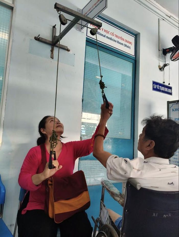Nam nghệ sĩ 5X kiên trì tập phục hồi sau bạo bệnh với sự đồng hành của vợ