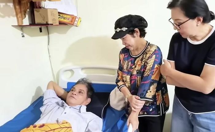 Phương Dung và Phi Phụng đại diện nhóm "Ngũ long du ký" hỗ trợ nghệ sĩ Mai Trần một khoản tiền, đồng thời cũng kêu gọi khán giả mua hàng ủng hộ vợ nghệ sĩ Mai Trần để có tiền cứu chữa cho anh.