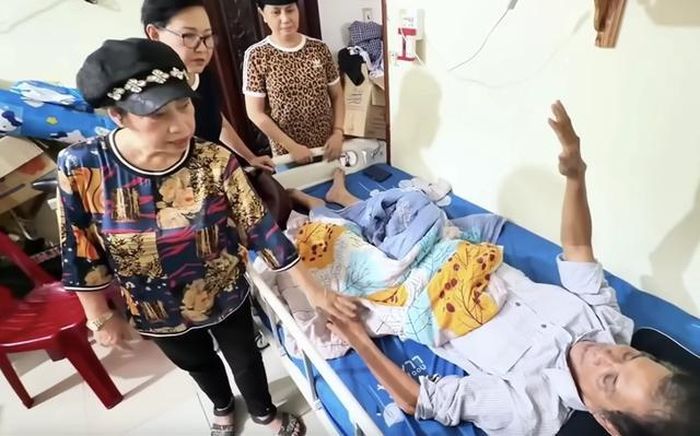 Phương Dung và Phi Phụng thăm nghệ sĩ Mai Trần.