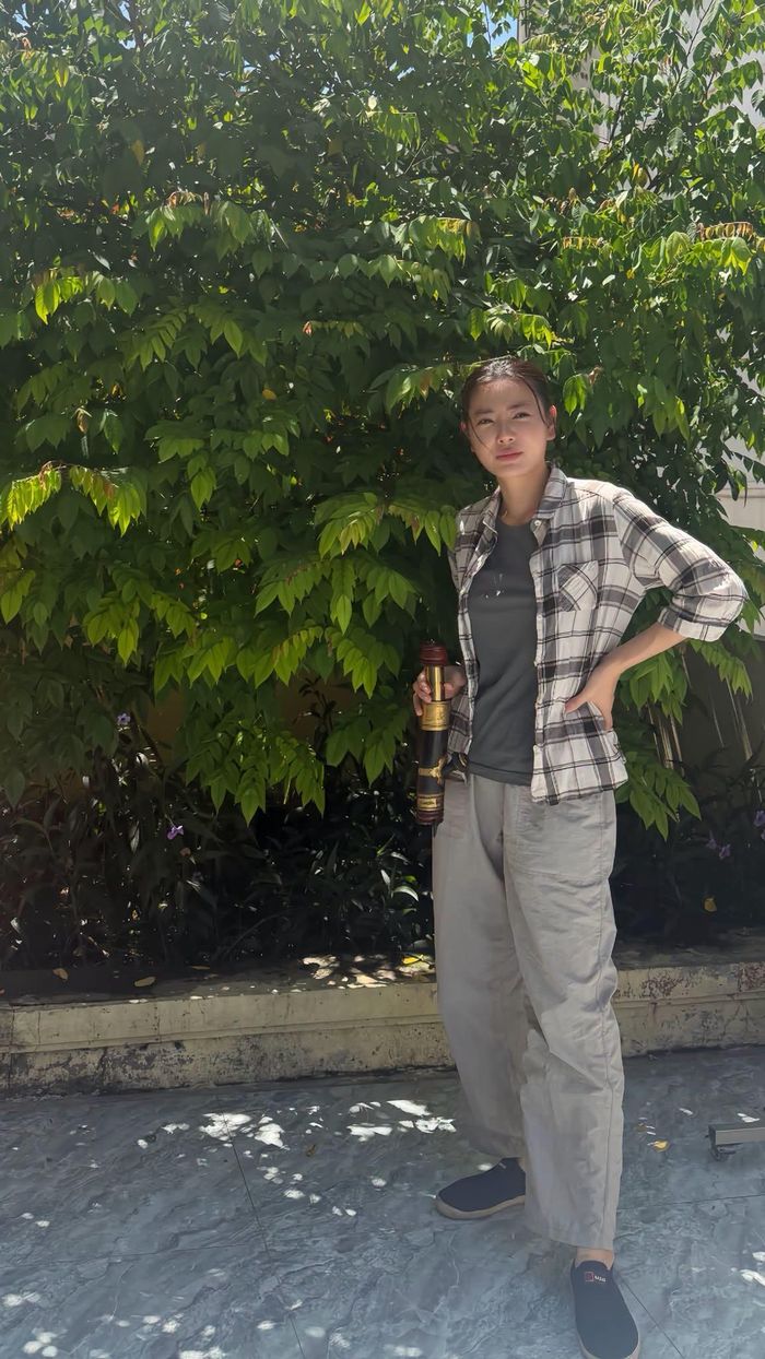Diễn viên Thanh Hương khiến fan "bật cười" khi hé lộ tạo hình phim mới của VFC. "Hôm qua vừa ở bên kia mà nay cháu đã sang bên đây rồi. Sắp tới vào vai rất đời, bà con chú ý xem thời, ok", nữ diễn viên hài hước chia sẻ.