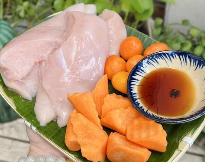 Các nguyên liệu chuẩn bị để làm chả cuốn rong biển.