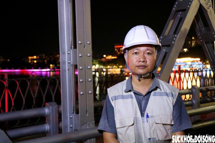 Ông Lê Công Hiếu, cán bộ kỹ thuật Công ty CP Tư vấn và Xây dựng Đông Phong - đại diện đơn vị thi công cho biết, đơn vị đang triển khai hạng mục tẩy rỉ và sơn sửa toàn bộ hệ thống dầm thép của cầu.