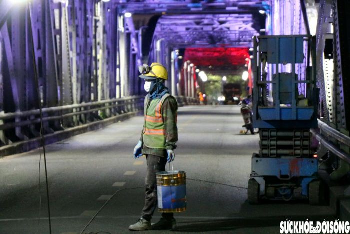 Mỗi người phụ trách một công đoạn riêng, phối hợp nhịp nhàng để tận dụng tối đa khoảng thời gian 8 giờ thi công trước khi cầu được mở lại cho người dân lưu thông vào sáng sớm.