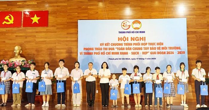Các em học sinh có gia cảnh khó khăn hiếu học nhận được Học bổng Nguyễn Hữu Thọ. Ảnh: P.C.