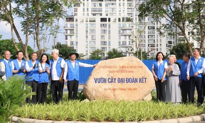 Lãnh đạo UBND TPHCM cùng đại biểu khánh thành một Vườn cây Đại đoàn kết. Ảnh: P.C.