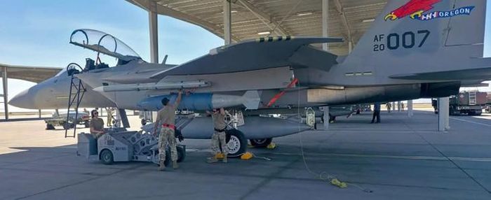 Bom BDU-56 được lắp lên máy bay F-15 EX Eagle II, thuộc Phi đội 142 của Lực lượng Vệ binh Quốc gia bang Oregon. (Ảnh: Không quân Mỹ)