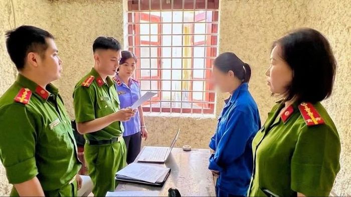 Công an bắt Nông Thị Thu Thủy. Ảnh: Công an tỉnh Điện Biên.