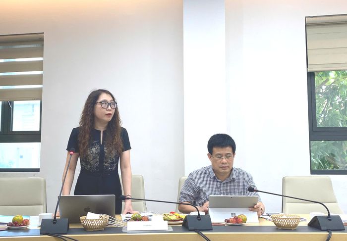 PGS.TS Kim Bảo Giang, Phó Hiệu trưởng Trường Đại học Y Hà Nội, Phó trưởng Ban Tổ chức kiểm tra đánh giá năng lực hành nghề khám bệnh, chữa bệnh báo cáo tiến độ công việc của Ban tại cuộc họp.