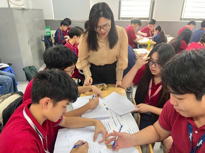 Cơ chế mới giúp nhà giáo giàu kinh nghiệm tiếp tục cống hiến cho sự nghiệp giáo dục thông qua hợp đồng toàn thời gian.