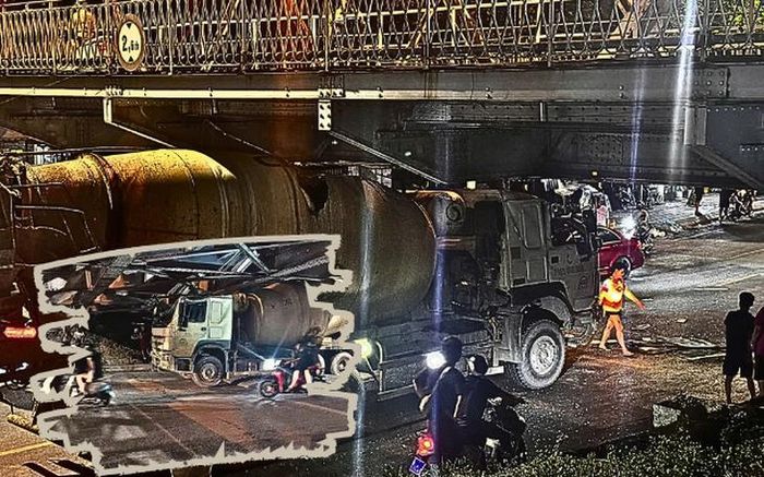 Một xe trộn bê tông mắc kẹt dưới gầm cầu Long Biên sau cú va chạm trong đêm 17/7. Lực lượng CSGT nhanh chóng có mặt phân luồng, xử lý hiện trường.