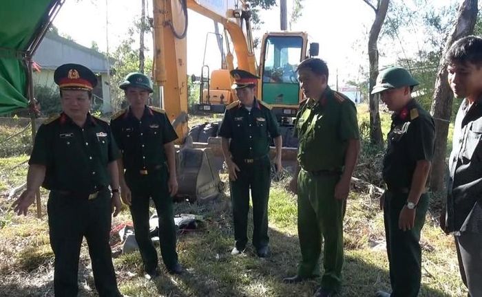 Lãnh đạo Bộ Chỉ huy Quân sự TP Huế chỉ đạo công tác tìm kiếm hài cốt liệt sĩ.