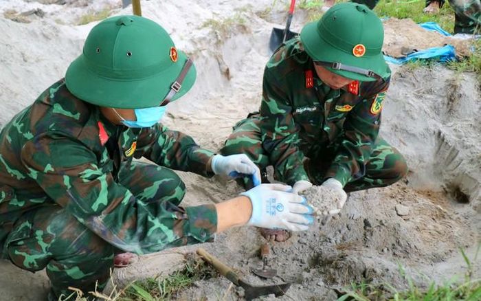 Những ngày qua, các chiến sĩ Đội 192 tổ chức tìm kiếm hài cốt liệt sĩ tại khu vực ga Hương Thủy.