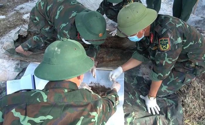 Lực lượng chức năng tìm thấy hài cốt liệt sĩ.