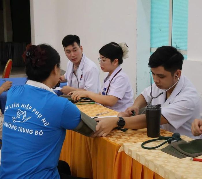 Đến hết buổi sáng, Chương trình Hành trình đỏ 2026 tại Nghệ An tiếp nhận 580 đơn vị máu từ những tấm lòng nhân ái, đạt gần một nửa chỉ tiêu của ngày hội.