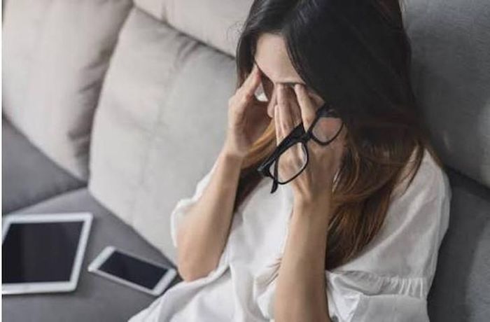Nhức mỏi mắt kèm theo nhìn mờ, nhìn thấy chấm đen hoặc cảm giác lóa sáng có thể là dấu hiệu của bệnh đục thủy tinh thể.