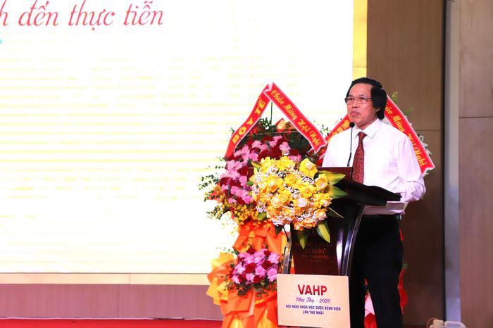 Chủ tịch Hội Dược sĩ Bệnh viện Việt Nam, TS Cao Hưng Thái thông tin về hoạt động của Hội thời gian qua tại hội nghị.