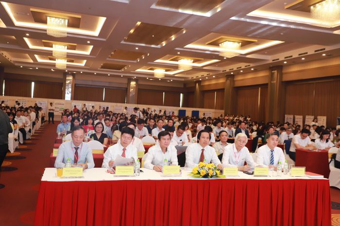 Thứ trưởng Trần Văn Thuấn cùng các đại biểu tham dự hội nghị.