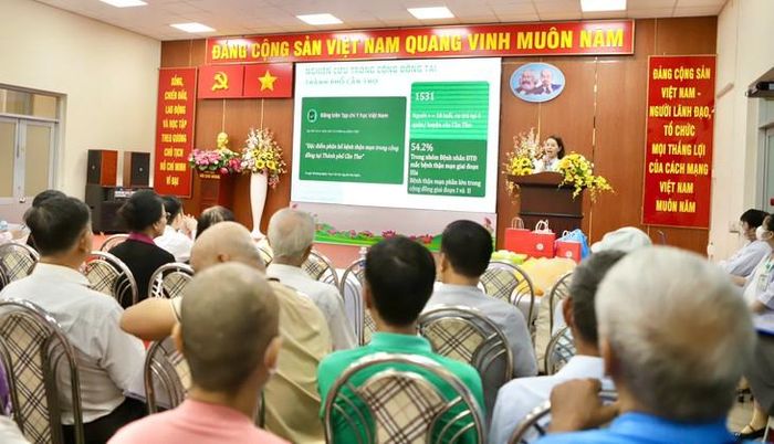 Các bệnh nhân chạy thận chăm chú cập nhật kiến thức dinh dưỡng, điều trị tại buổi sinh hoạt câu lạc bộ.