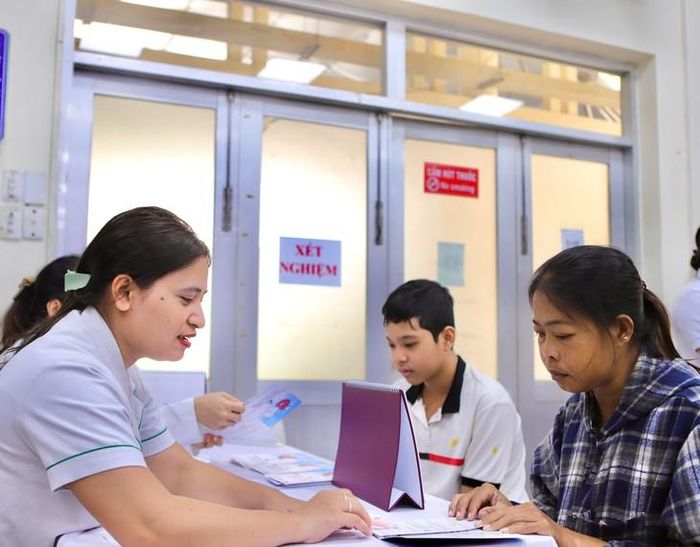 Chị Nguyễn Thị Hồng (xã Cần Giờ, TPHCM) được bác sĩ tư vấn, hỗ trợ tại buổi sinh hoạt "Câu lạc bộ bệnh nhân bệnh thận mạn, lọc máu và đái tháo đường".