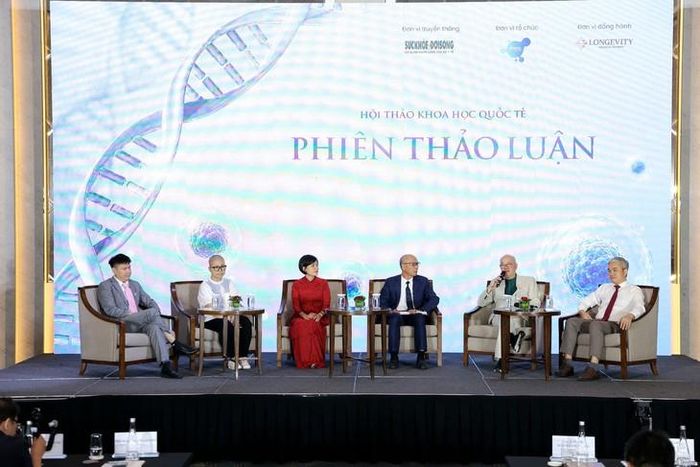 Phiên thảo luận cùng các khách mời về ứng dụng tế bào gốc trong điều trị do IRACT tổ chức.